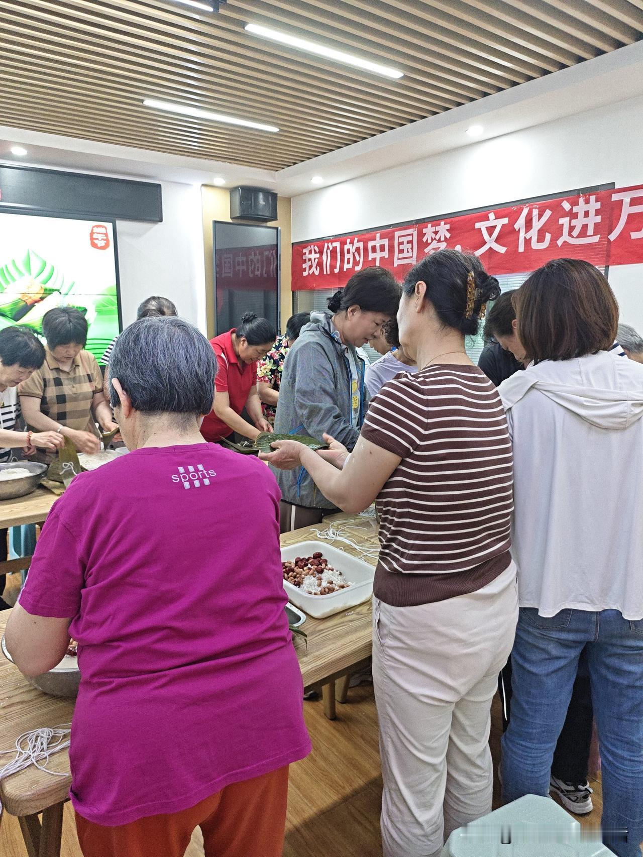 在青岛锦园社区端午包粽子活动中，我全程主打打酱油
 
端午前夕，青岛锦园社区组织