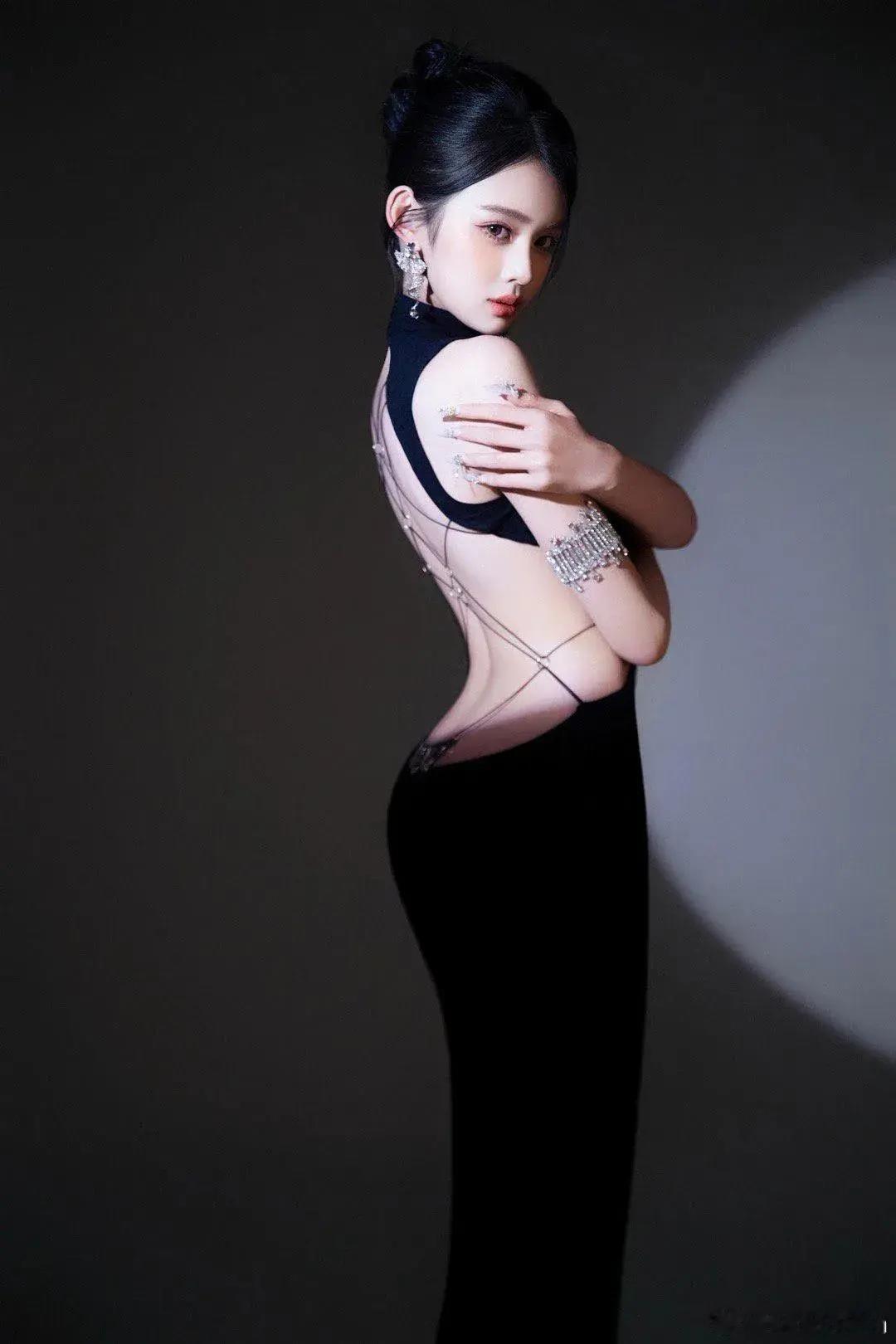 消费涨停潮与平潭惊魂一跳周五大盘+14点，全靠地产与百货零售点火——后者批量涨停