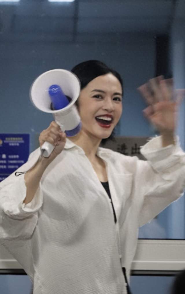 47岁姚晨回乡演出，穿白衬衫举大喇叭笑满脸褶，脸又肿又僵认不出