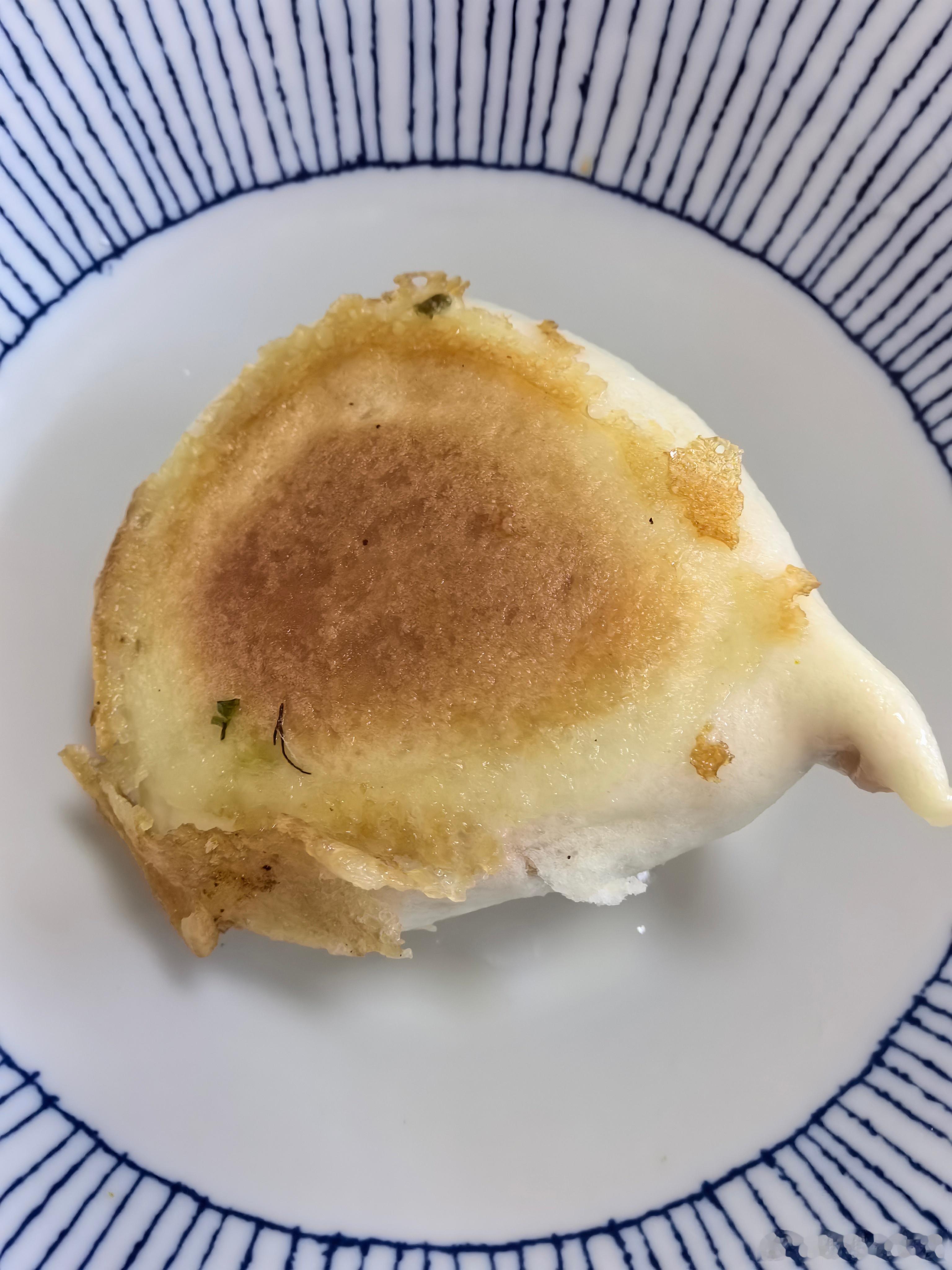 偶然发现一个卖煎包的摊摊吃了韭菜鸡蛋韭菜肉和茄子的，茄子馅的最好吃还有胡辣汤，忘
