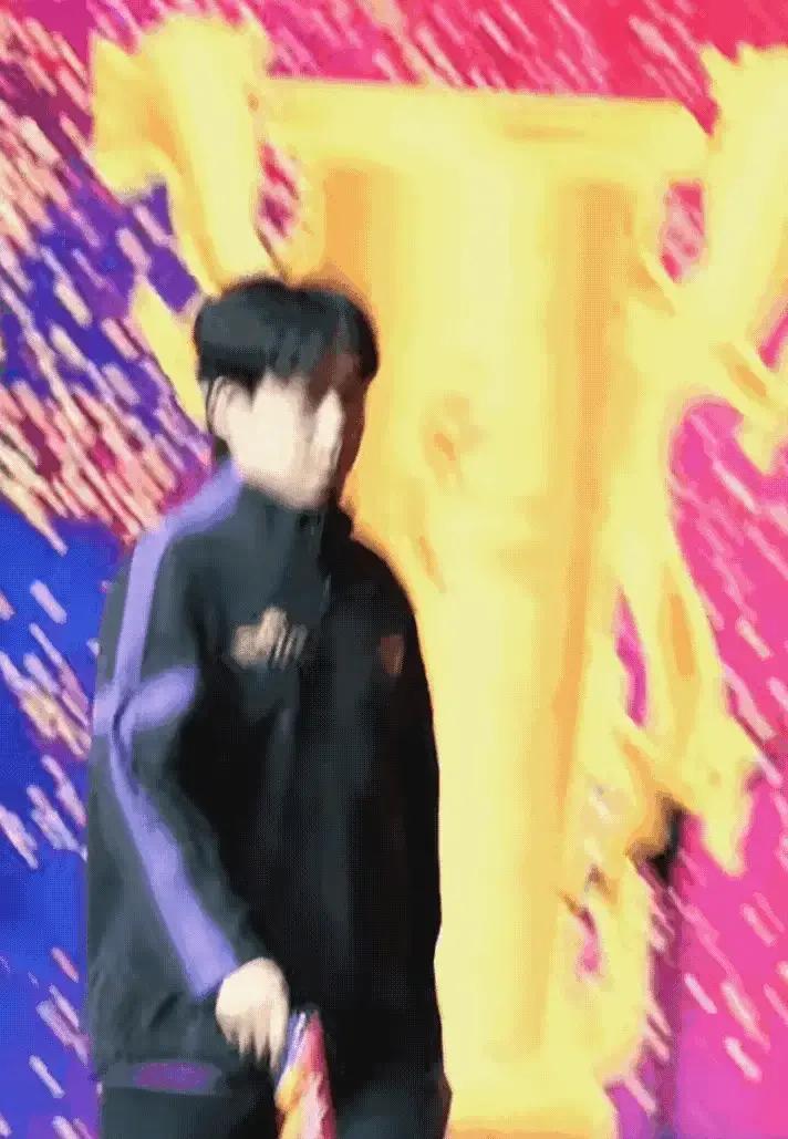 王楚钦的右手征服世界，左手安抚自己。
 
你只看见他赢球后挥拳怒吼。没看见他开赛