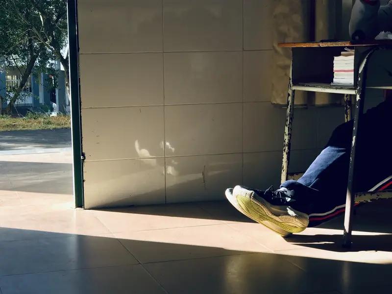 学生时代，
想着，
上完学，
自己工作了就好了，
工作了之后，
工资没多说，
但