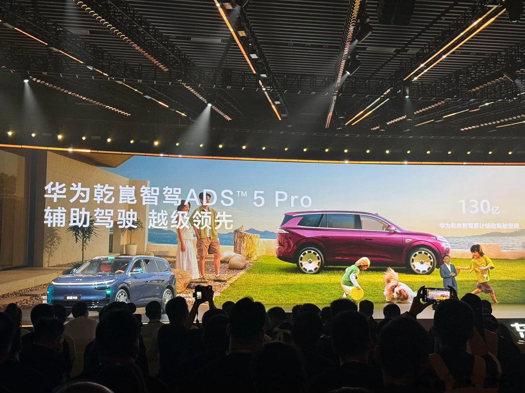 试过这么多20万级智驾SUV，奕派M8是少有的“全场景都能用”的。华为乾崑ADS