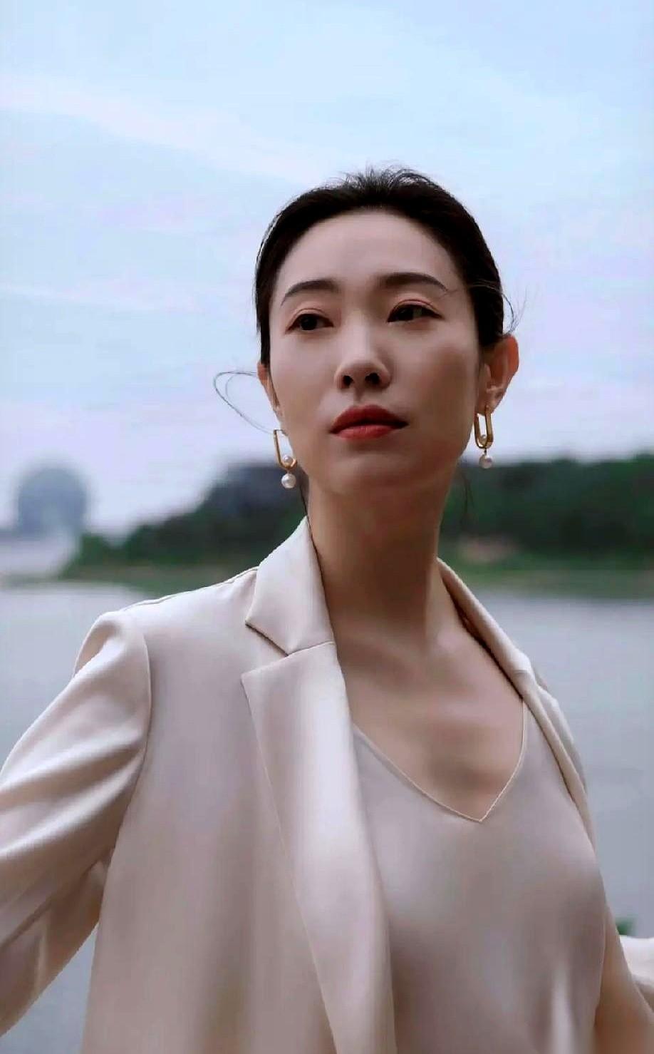 连刷了三部剧，我突然发现了一个让人头皮发麻的真相。
在这个名利场里，一个毫无背景