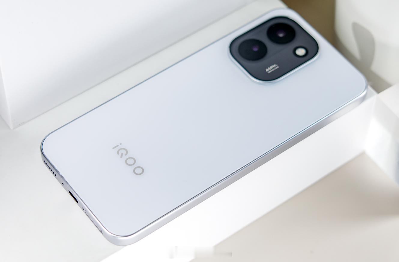 iQOO Z11 机身侧边按键布局合理，电源键和音量键按压手感清脆。单手就可以轻