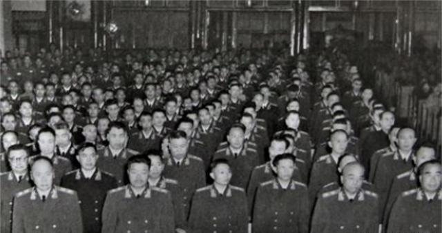 1955年，毛主席指着授衔名单问：“那个1次砍杀27个日军的军中吕布，名单上怎么