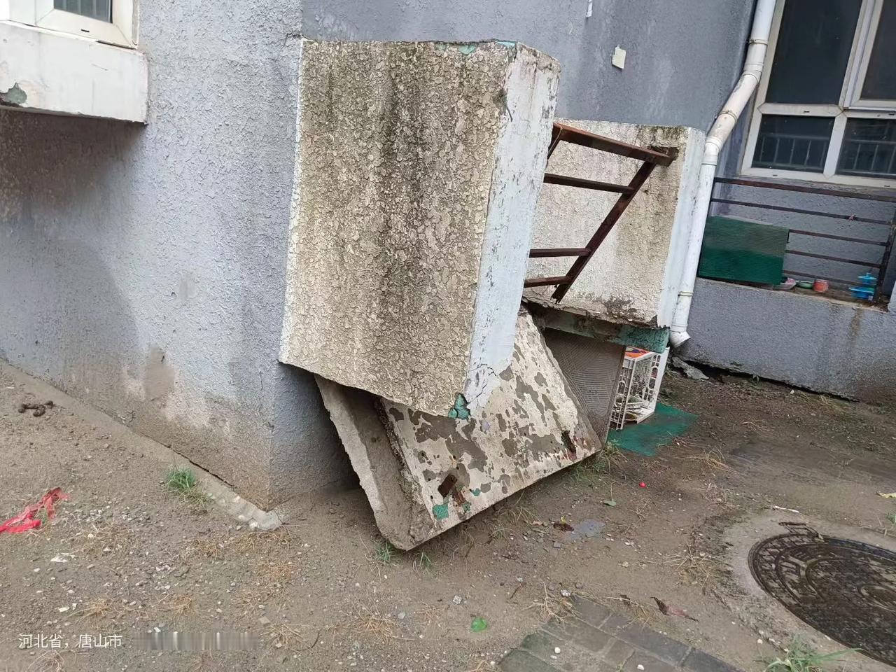 坐标唐山，前几天小区发生一件事，一个安装空调的师傅，站在空调台上作业，本以为会非