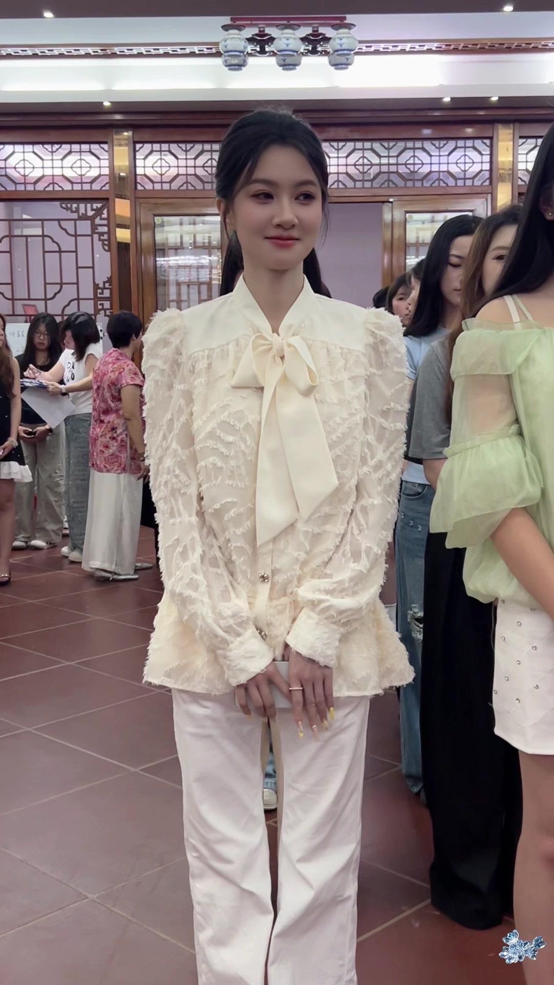💃潮汕民俗文化里的营标旗女孩张仪，简直是行走的画报！她的眼神太迷人了，每次看向