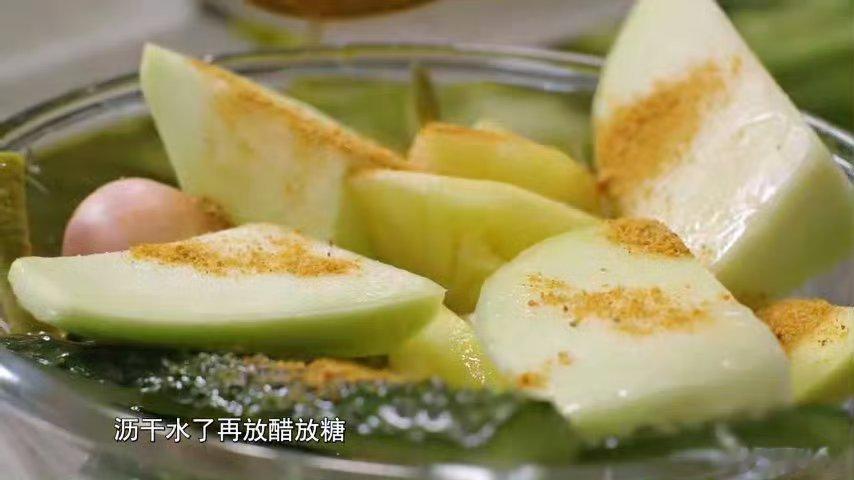 #你吃得惯广西酸嘢吗# 只听过水果配酸奶的，水果蘸辣椒粉真的好吃吗[笑cry]有