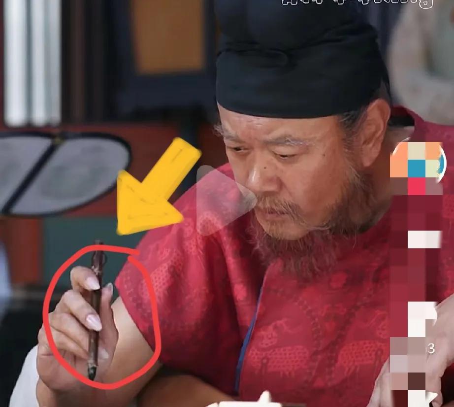 《长安的荔枝》里面一个画面看得我鸡皮疙瘩起来了！我一开始还想着这些老头也太邋遢了