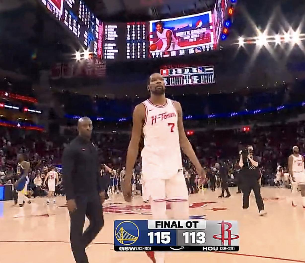 火箭加时113:115狼狈不堪一击不敌勇士。
火箭输的没话说，勇士针对性极强火箭