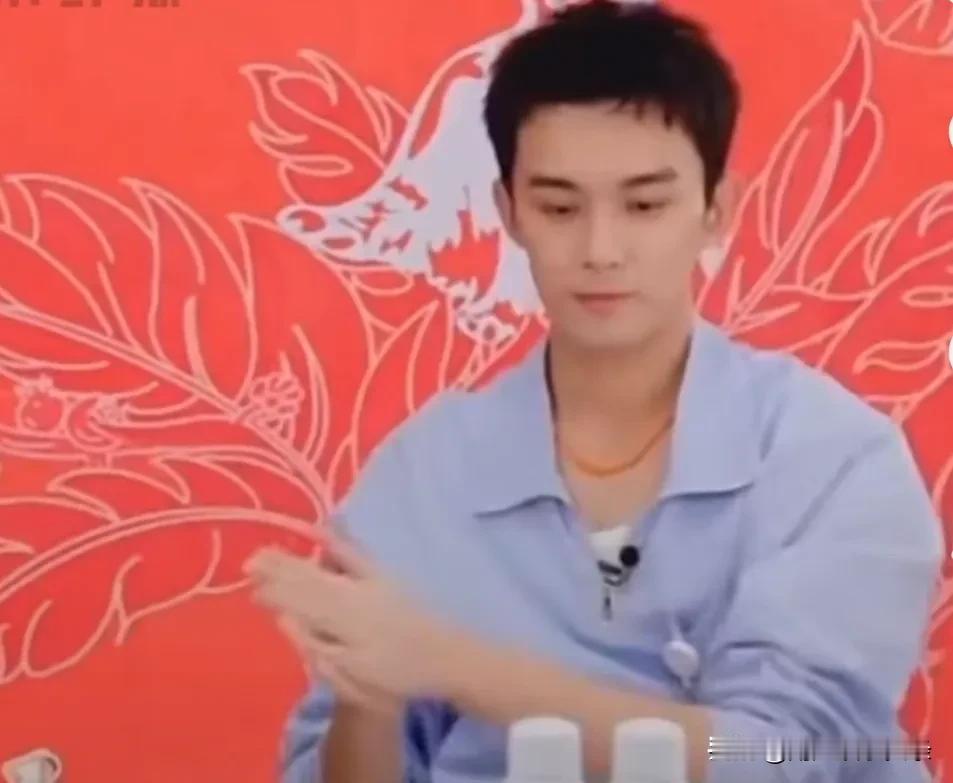 吴磊他好像上课不认真听讲走神调