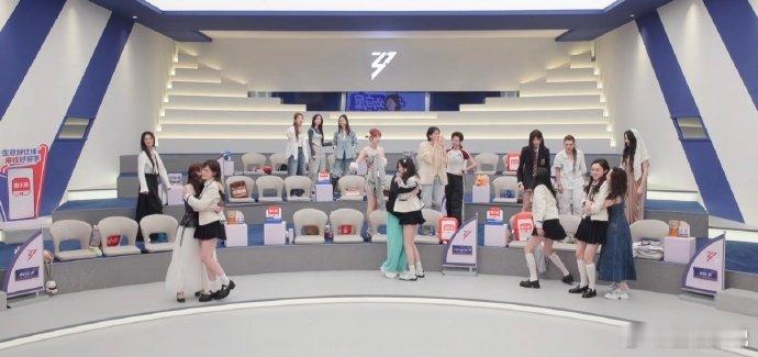 阚清子一把抱住孙怡阚清子一把抱住孙怡浪姐后台治愈时刻，阚清子主动拥抱孙怡，用心给