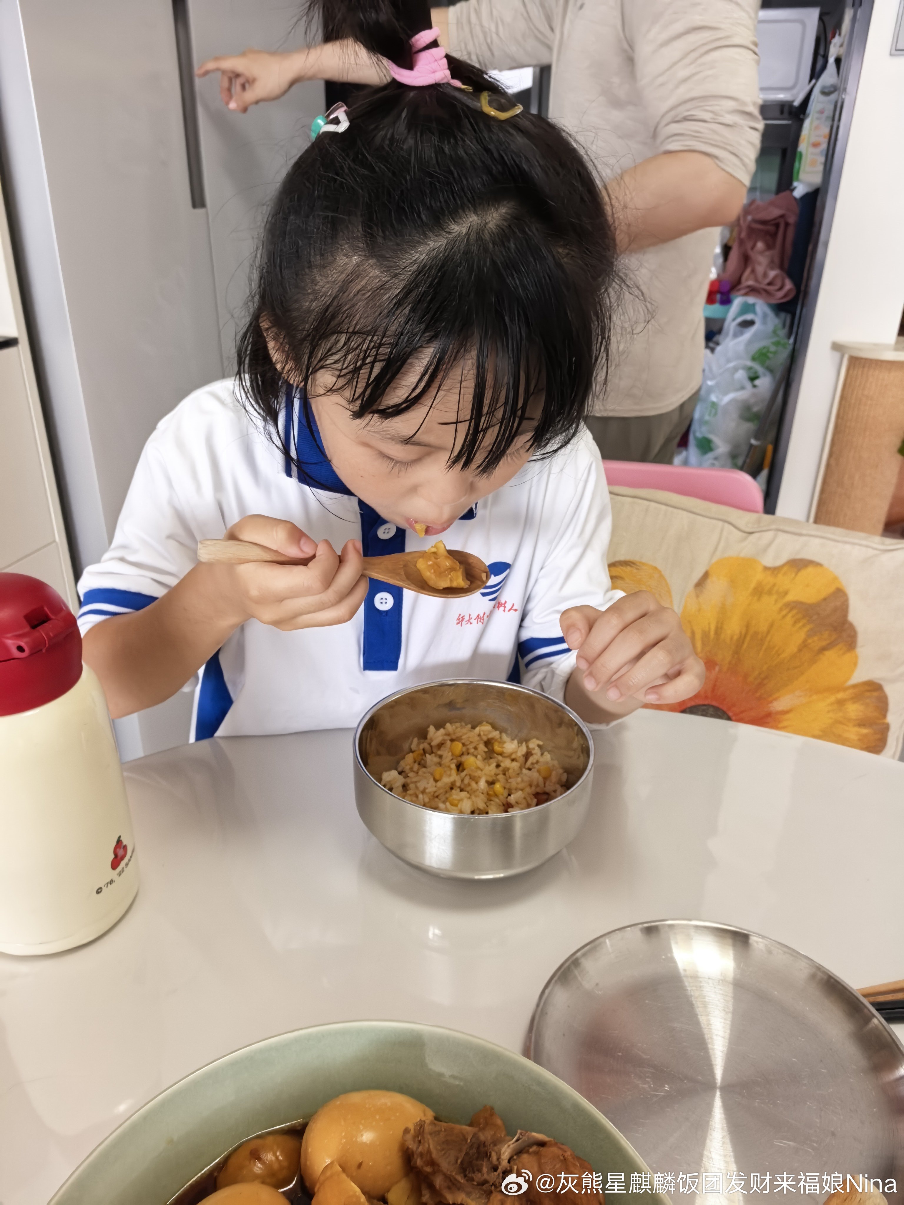 吃饭！饭团：我尝尝板栗好不好吃！饭团：好吃！[耶]午饭要积极[超话] ​​​