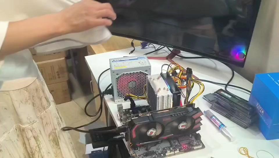 别再傻乎乎的花大几千元去买品牌整机了！其实那些都是智商税，同样的价钱，自己动手就