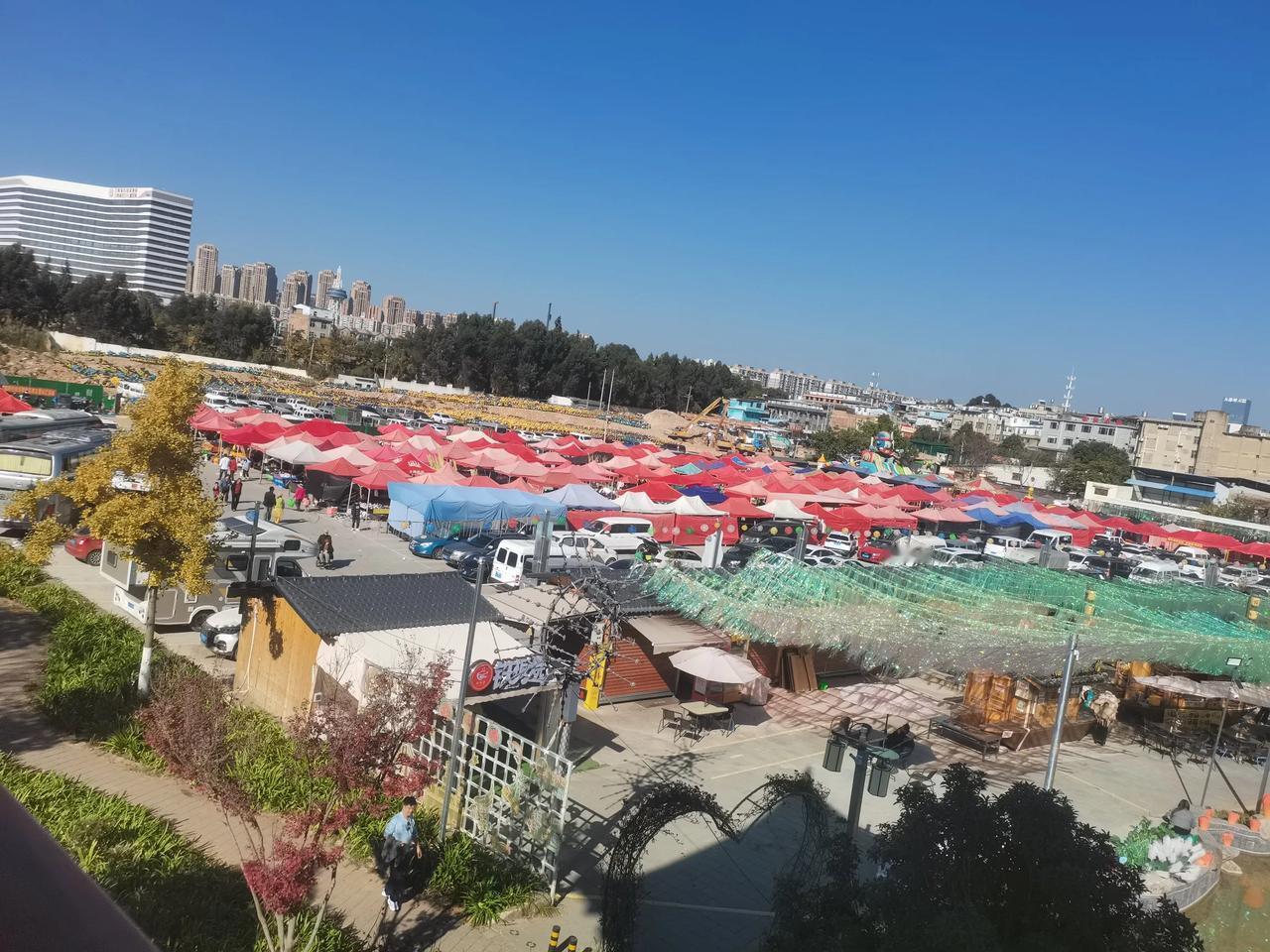 官渡古镇入口边上的停车场现在改为赶集的地方了。
赶集在有的地方叫交流会
而云南这