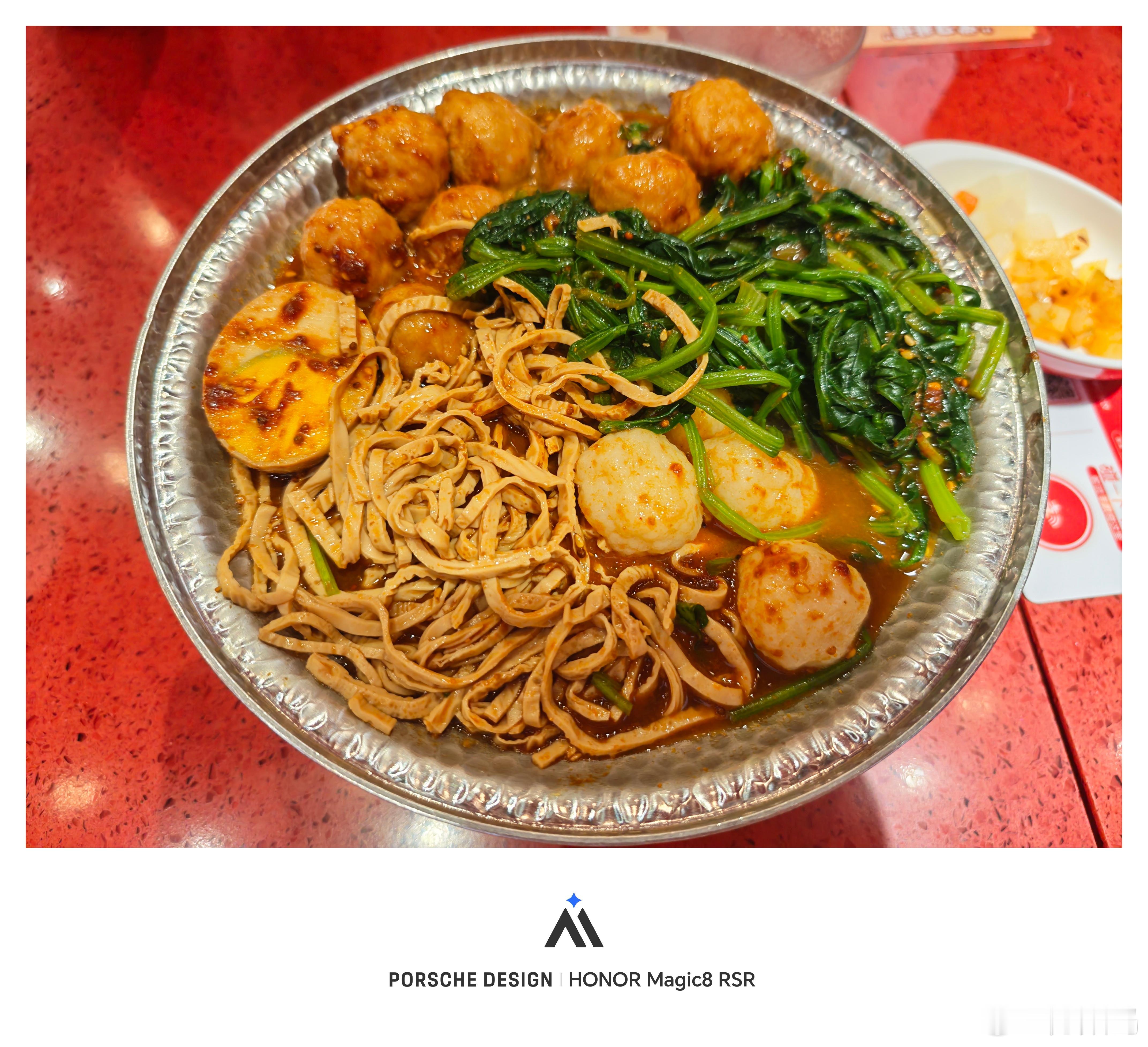 今晚的晚餐：丸子五拼+一盘饺子。丸子五拼有点咸，成品酱料搞出来的，有点预制菜的感