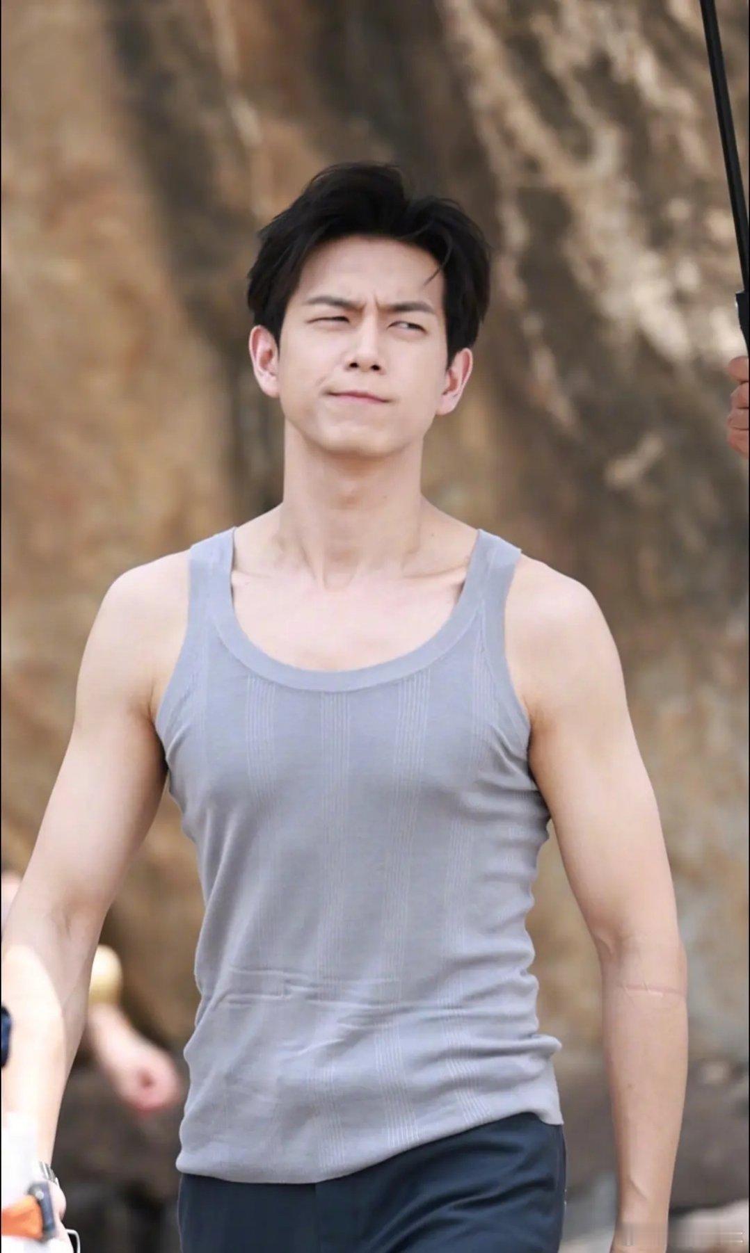 前几天李现吹的前神图难道是精修zp（zha pian）？ 