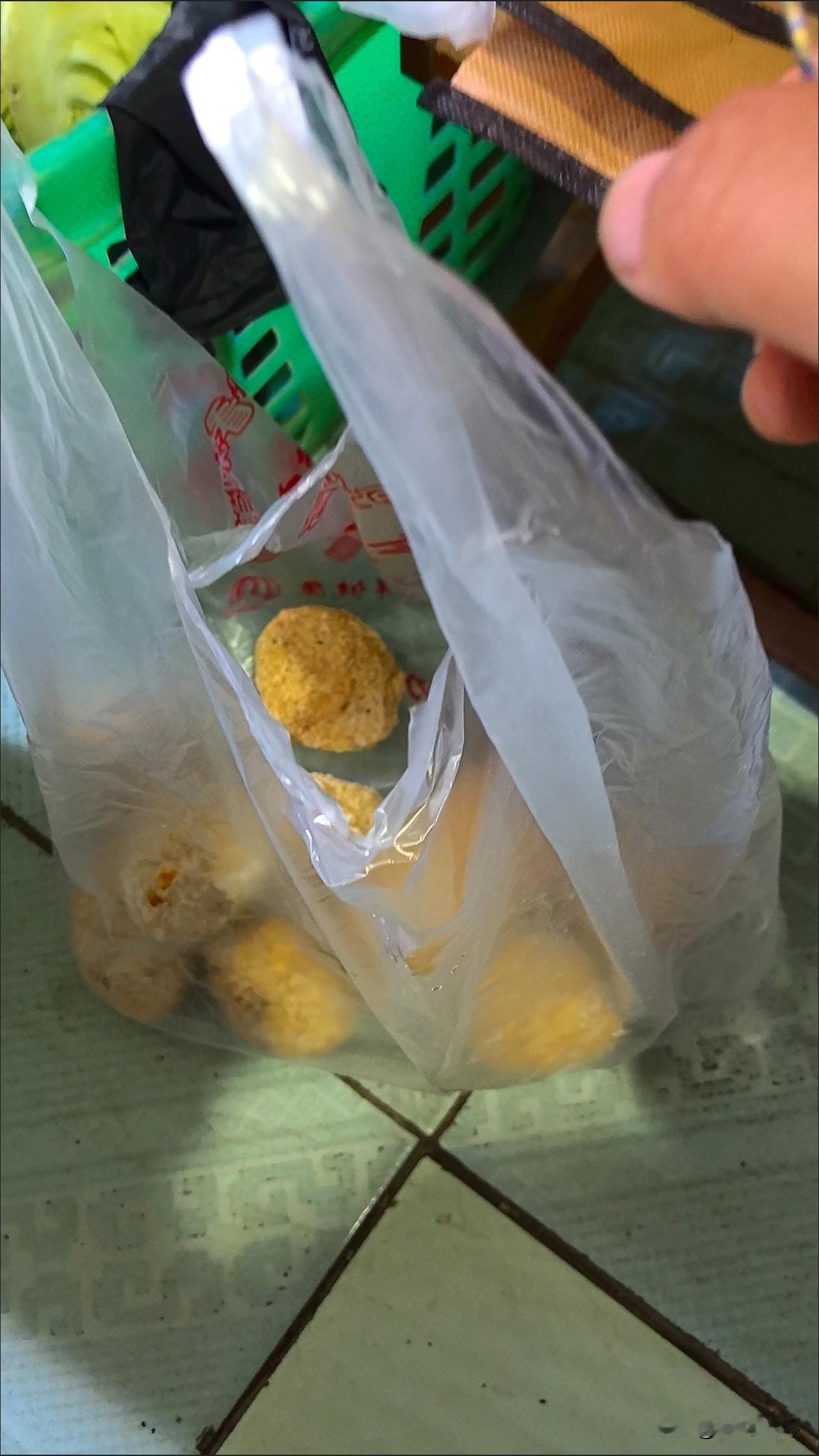 深夜十一点，林晚拖着疲惫的身体走进小区电梯。身后跟进来一个男人，是隔壁新搬来的邻