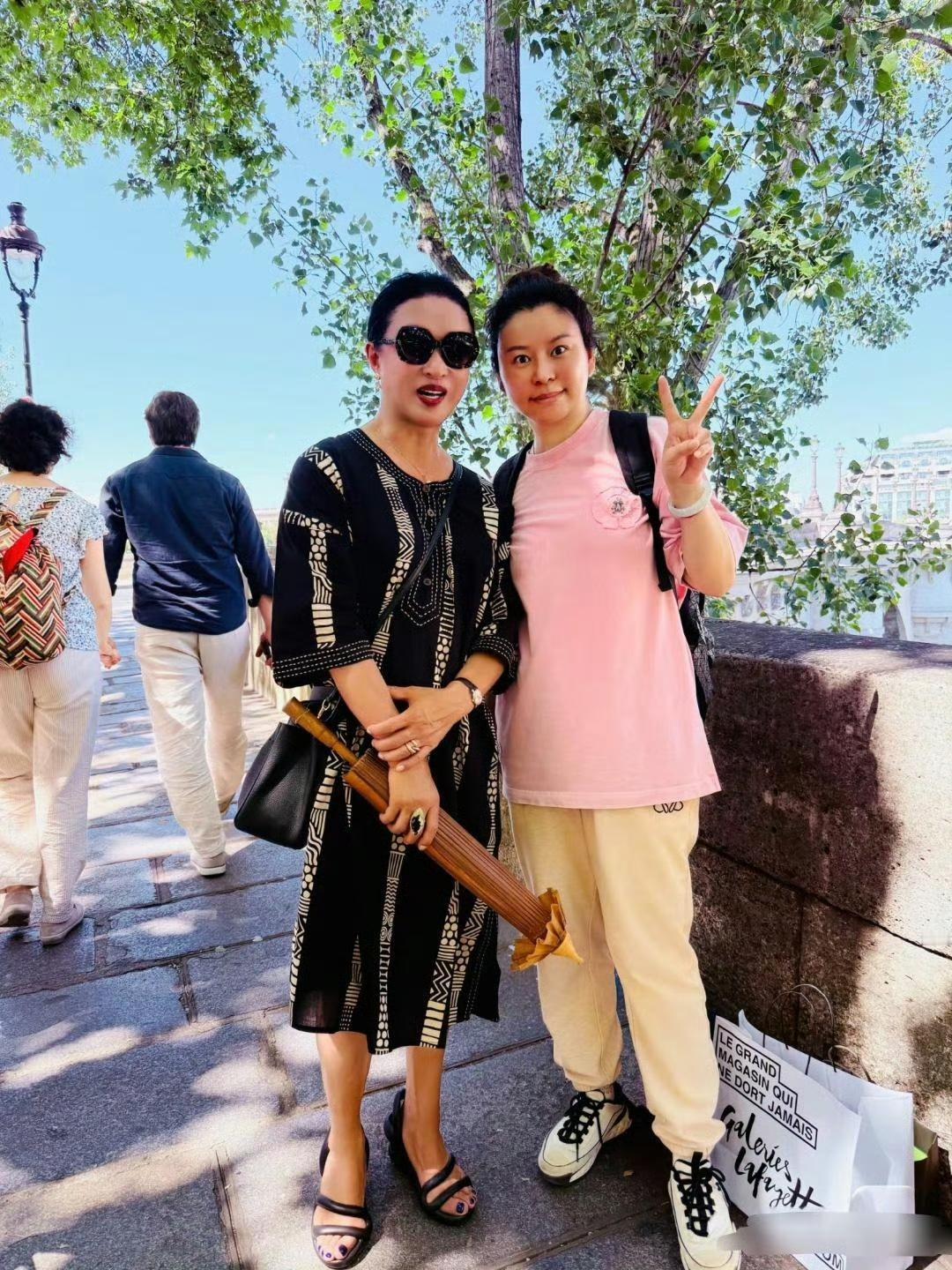 58岁的金星长这样，要不是穿着裙子，她看上去还是很男性的感觉[捂脸][捂脸]
有