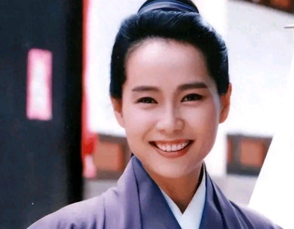 叶童丁克38年，这在传统观念里挺大胆的。可她丈夫却出轨8次，还坚决不离婚，这剧情