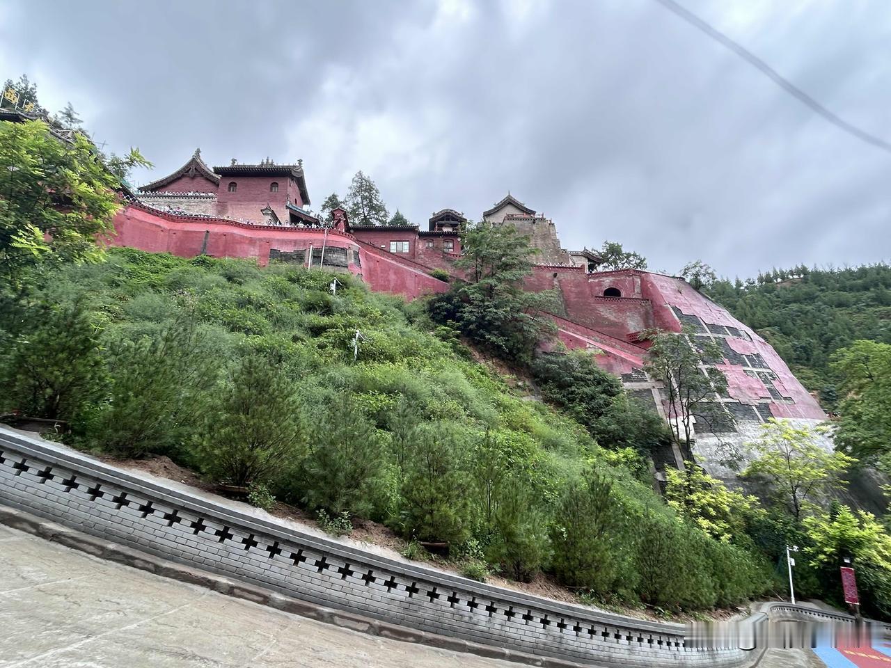 原本冷门古寺，一夜全网爆火。

今天上午游览了小西天原名千佛庵，它位于山西临汾隰