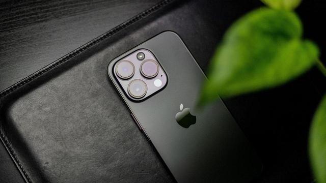 iPhone的设计做工，这么多年可以说一直是手机市场上领头羊的存在！仅仅是手机镜