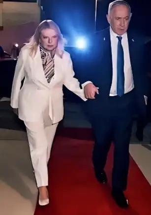 内塔尼亚胡妻子萨拉的表情是不是很有特点啊？
内塔尼亚胡妻子萨拉内心是什么样的心情