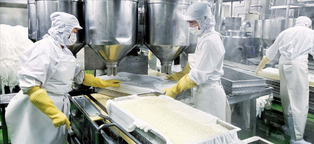 韩国多地豆腐加工厂正面临停产危机。由于大豆进口量持续减少，原料库存即将耗尽，江原