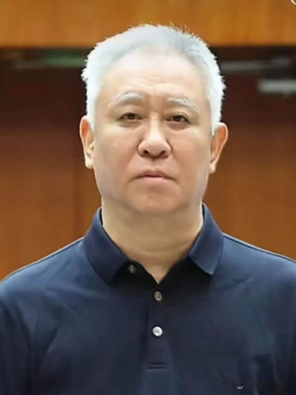 许家印今天出庭受审，已经多年没见面远在伦敦的丁玉梅看到许家印满头白发的样子内心肯