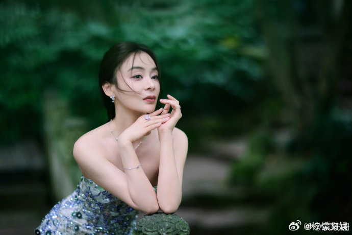 袁姗姗温婉知性美袁姗姗中式美学这一块 仿佛感受到这个夏天清爽的氛围了，好喜欢袁姗