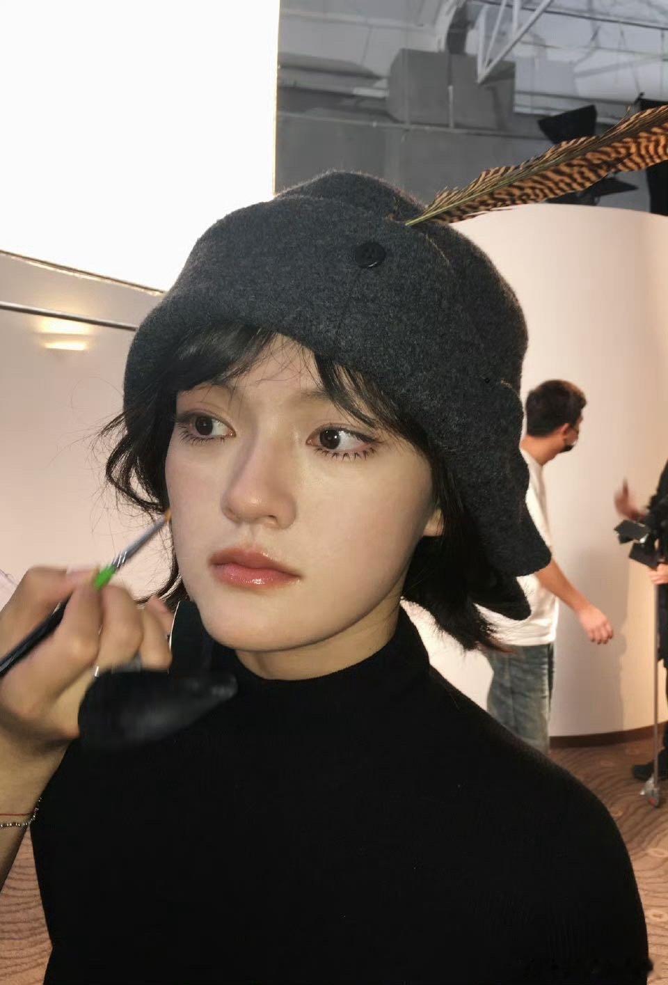 文淇上睫毛下贴妆造文淇的下睫毛好前卫 文淇新封面解锁睫毛新玩法！上下倒置的眼妆复