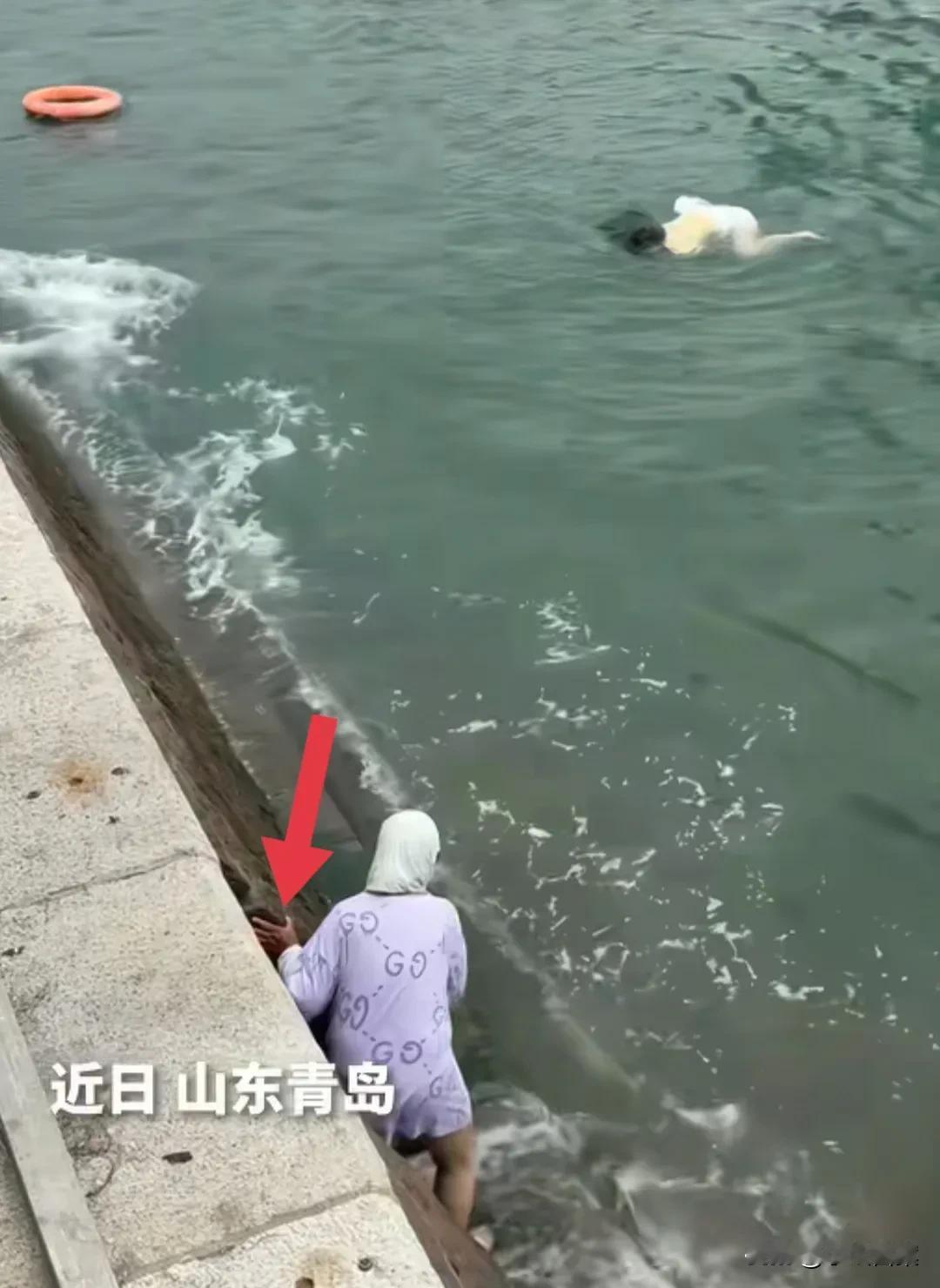 21岁女游客不慎落水，山东58岁卖玉米阿姨入海救人成功！她做对了三件事：

一、