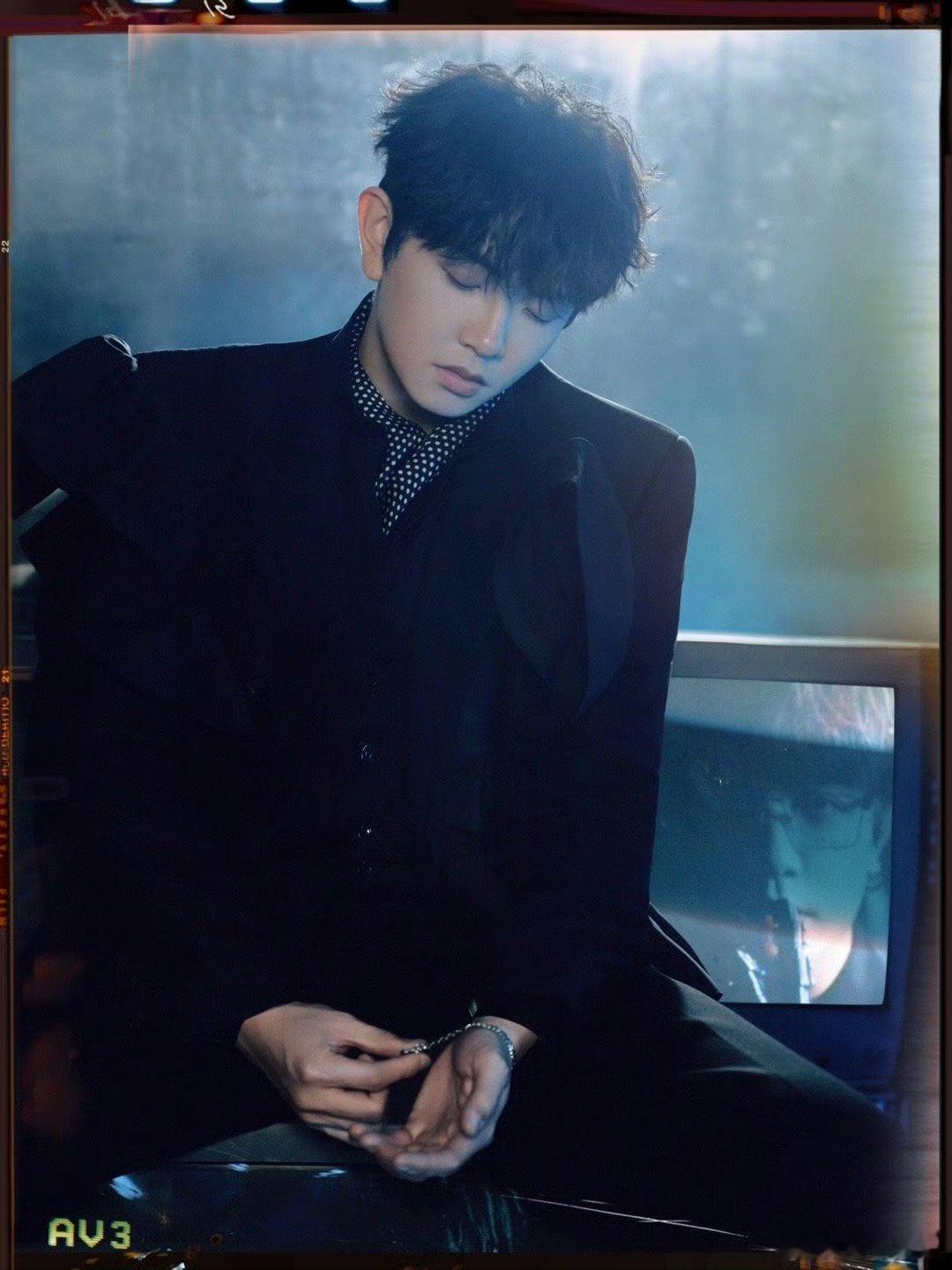 颜人中一觉醒来工业革命了 声生不息颜人中的打歌造型太有感觉了，黑色波点西服搭配工