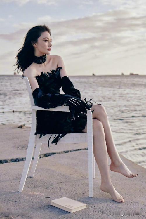 张馨予户外光脚写真，又白又美，好干净。