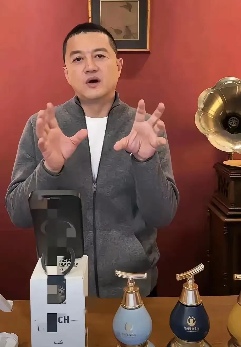 李亚鹏离开了王菲
什么都不是
费劲叫卖“令狐冲”白酒，
却很少人买，估计定价太高