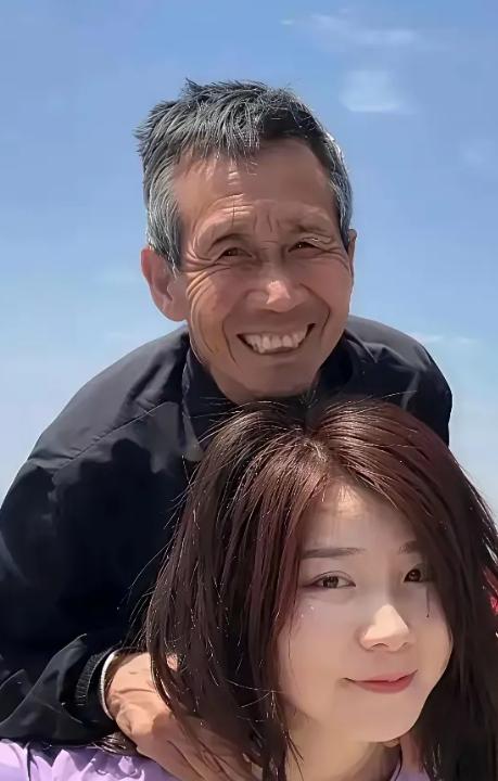 她被50岁光棍在柴堆旁捡回收养，取名白鸽。谁知长大后竟哭着怒吼：“穷得捡破烂，为