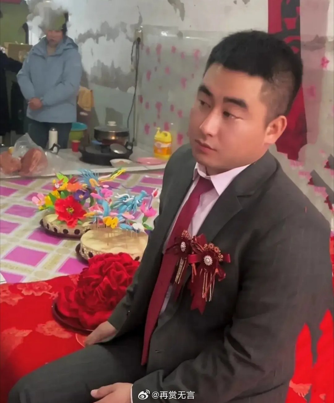 新郎结婚为啥开心不起来？这么帅，女朋友肯定很美吧！ 