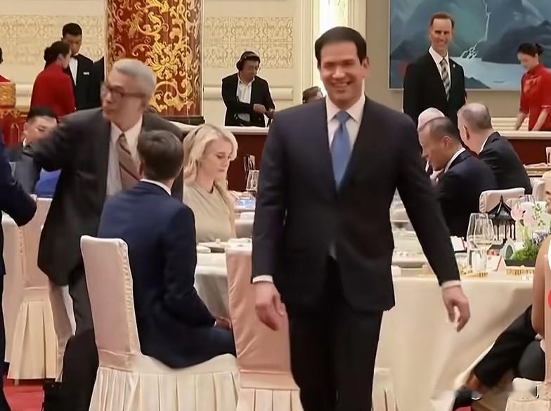 这位老哥主打一个松弛感，先是被大会堂天花板的中式审美所吸引，还竖起大拇指夸赞。