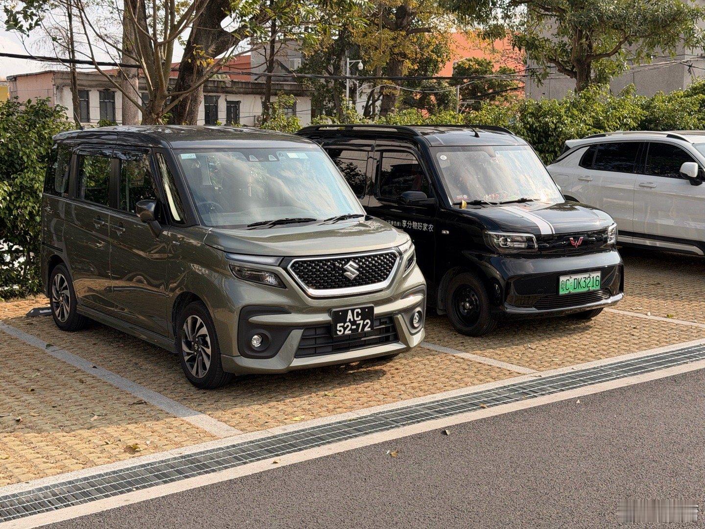 这俩车同框的机会可真不多基本完全一样大，但明显精致程度和定位差异很大。五菱之光新