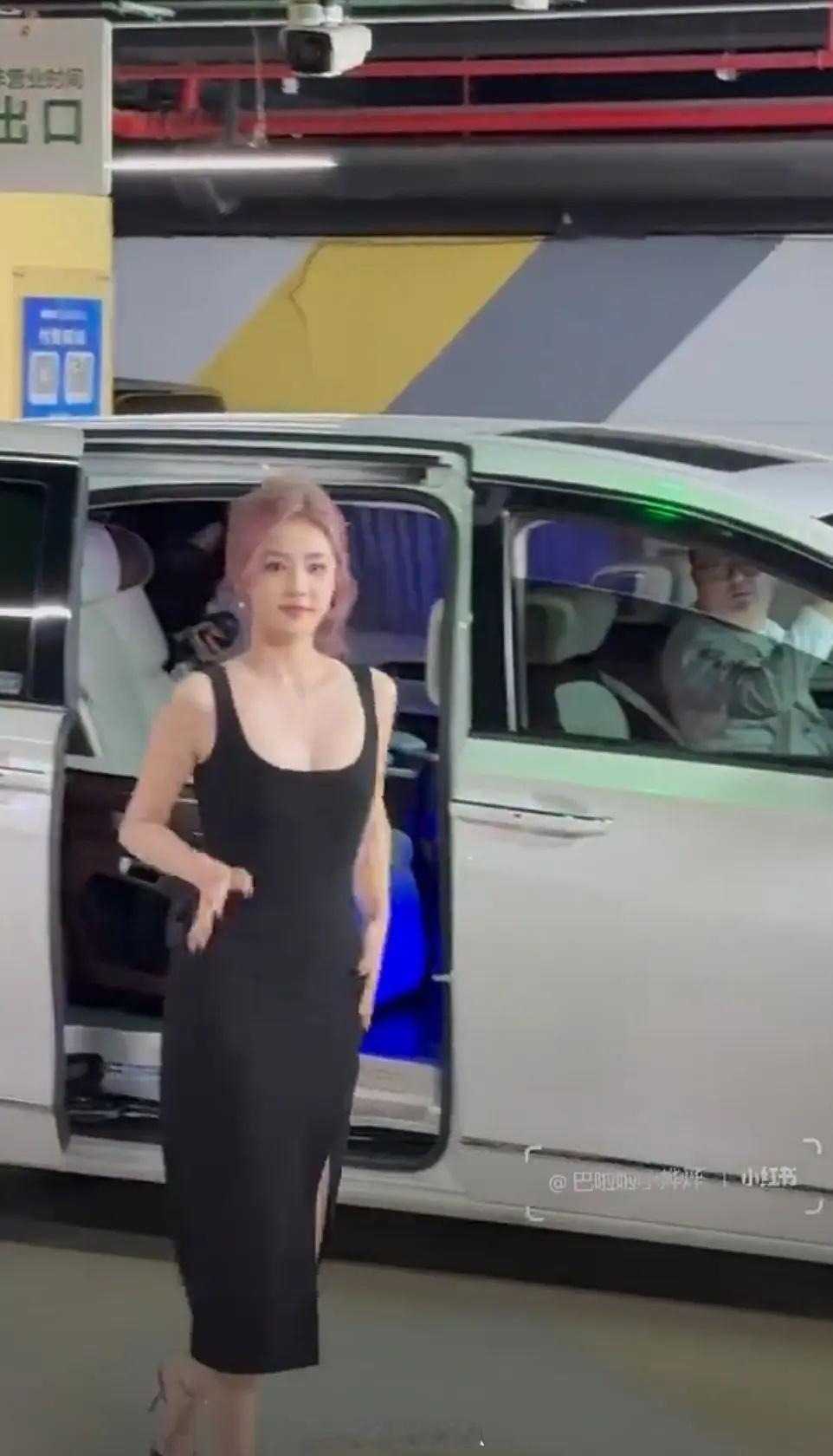 白鹿今日线下活动怎么样张凌赫偷瞄白鹿