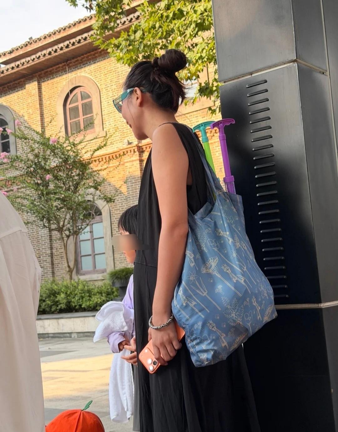 出轨不离婚，张婉婷宋宁峰疑似怀上三胎？

张婉婷全家出游，四肢纤细唯独腹部隆起，