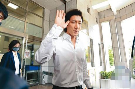 王力宏终于熬出头了。

近日，法院判定王力宏李靓蕾离婚获准了，不仅如此，李靓蕾也