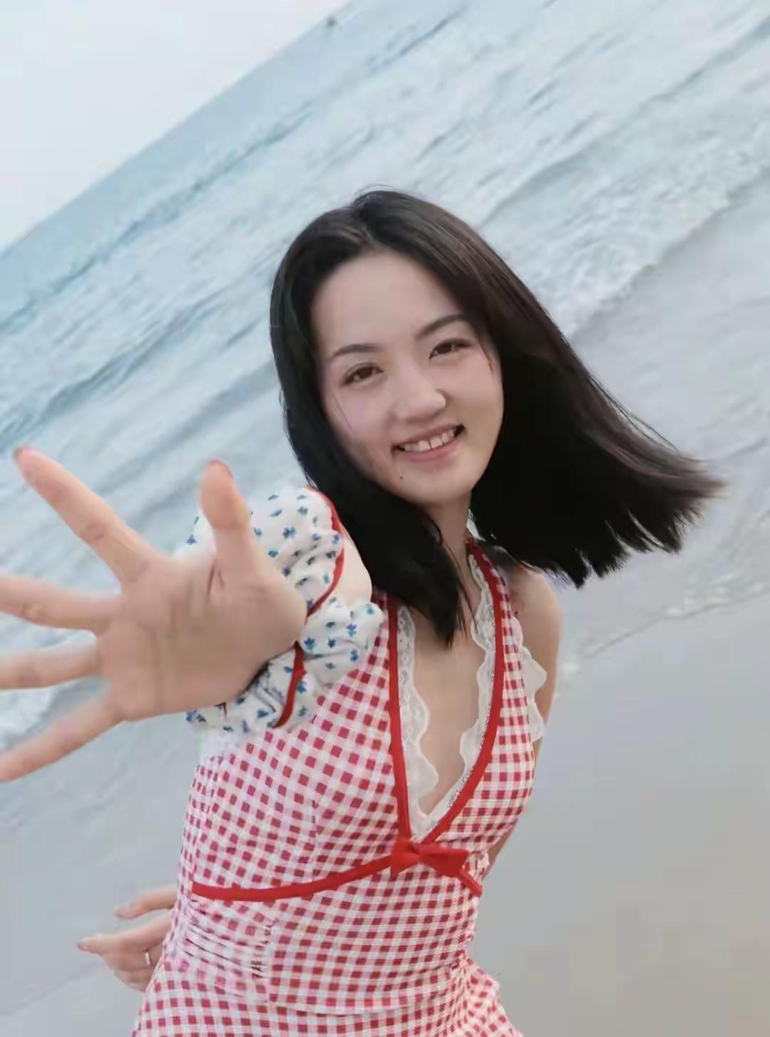 救人护士袁苑凭暖心举动火了，人美心善气质佳，面对夸赞却格外低调，直言自己只是做了