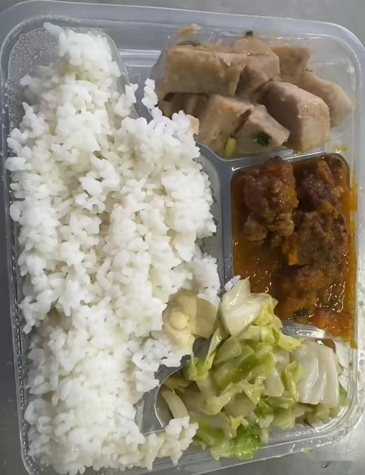 如今普通人的节俭藏着万般无奈，人人都在收紧开支，能省一分绝不乱花一分。白日盘算柴