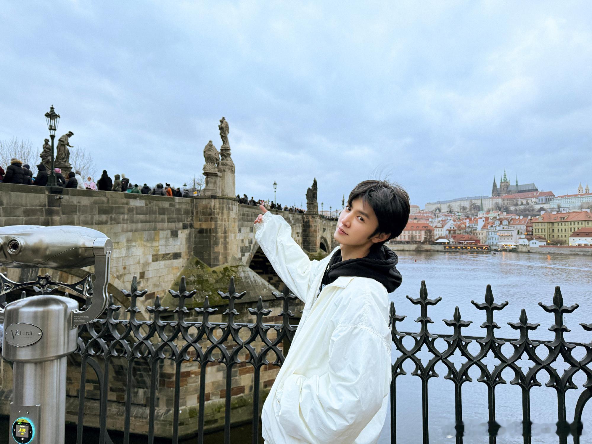 1.陈哲远 张婧仪《梦花延》暂定五月播出。2.周翊然包上恩主演的《江湖夜雨十年灯