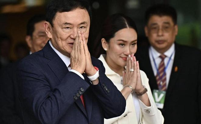 他信带上英拉佩通坦，一门三总理全在中国，泰国政局已到临界点。临界点已至，大厦将倾