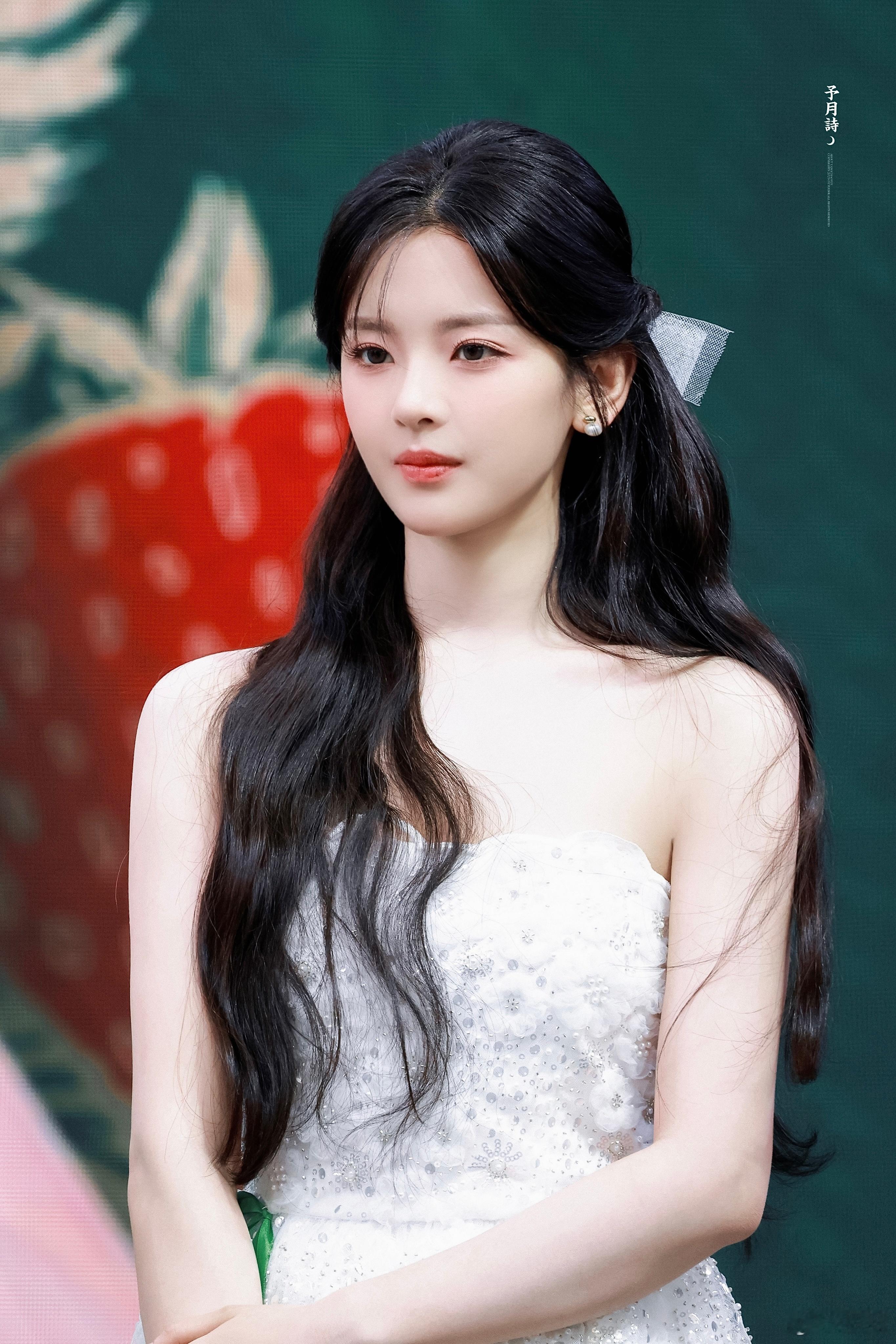 杨超越 💚 成都线下活动，清甜靓丽的超越妹妹[送花花] ​​​