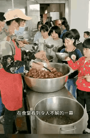 学校要管理好员工，在招聘时就要对其进行基本素养培训。
像这样工作人员给小朋友打饭