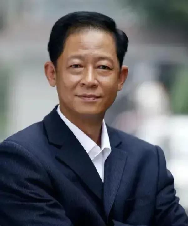 在王志文的眼里，幸福并非来源于物质的堆砌，而是来自于内心的宁静与满足。他提醒我们